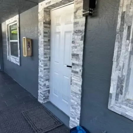 Cozy Newly Renovated In Fll Apartment